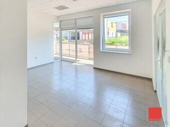 PRÍZEMNÝ PRIESTOR PRE SLUŽBY, KANCELÁRIU ALEBO SHOWROOM V CE