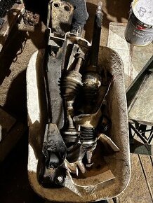 Predám diely na Volvo V40 2.0 benzín 147Kw