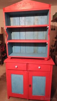 Zachovaly stary kredenc