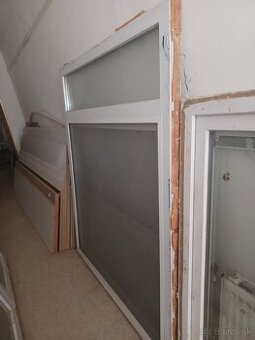 Plastove okno s roletamy a sietkou