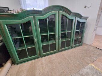 ŠTÝLOVÁ VINTAGE VITRÍNA / KOMODA – MASÍV, ZELENÁ PATINA