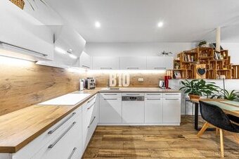 PRÍJEMNÝ 4 IZBOVÝ BYT V BUNGALOVE V MALOM RAJI PRIPRAVENÝ NA