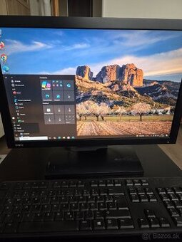 PC s monitorom a klávesnicou