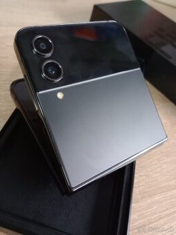 Samsung Z Flip4 - 1