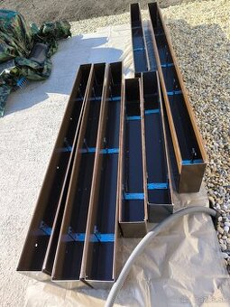 nepoužité kastlíky na vonkajšie žalúzie (Z-90). Materiál la