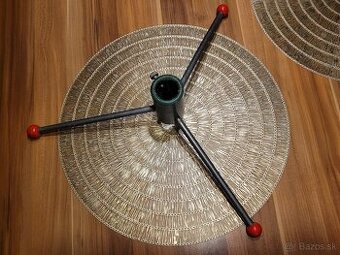 Predám 2 pevné, kovové stojany na vianočné stromčeky