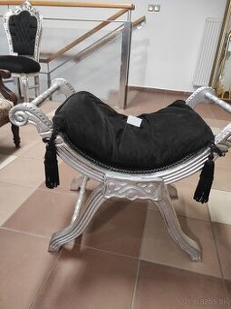 Strieborná sofa -leňoška