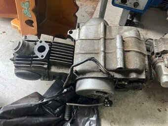 Predám tri motory Honda a Jawa betka