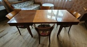 Rozkladací stôl a tapacírované stoličky
