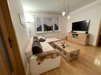 PRÍJEMNÝ ZREKONŠTRUOVANÝ 3-IZBOVÝ BYT NA HLINÁCH