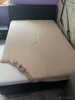Posteľ s úložným priestorom