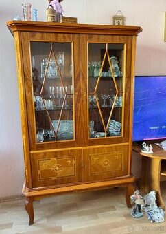 Starožitný nábytok vitrína komoda stôl