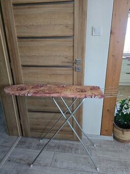 stojan na žehlenie + zdarma funkčna žehlička