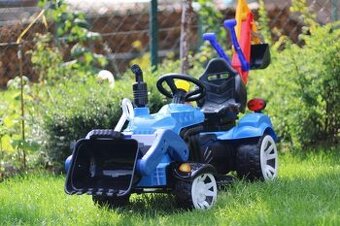Velký traktor s rýpadlom a radlicou