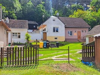 Malebný romantický domček pod lesom