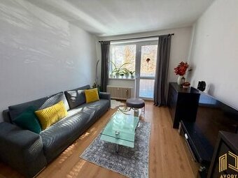 REZERVOVANÝ/ NA PREDAJ 3 - IZB. BYT s BALKÓNOM, SENICA