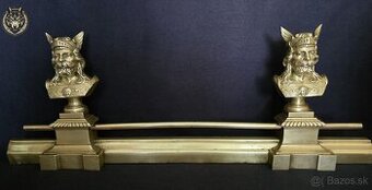 Neoklasicistická krbová zábrana s bustami bojovníkov, 19. st