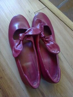 dámske baleríny kožené s dekoráciou