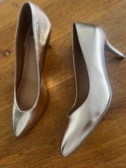 krasne zlate lodicky cislo 39 v 100% stave