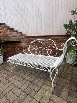 Romantický kovový záhradný nábytok