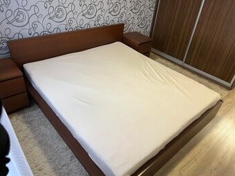 Manželská posteľ a dva nočné stolíky 180x200