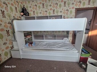poschodová posteľ s prístelkou a matracmi