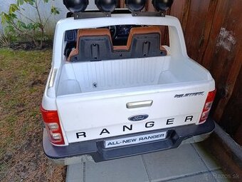 Detské autíčko na dve batérie