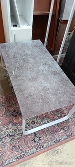 Konferenčný stolík.