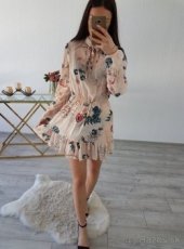 Elegantné dámske šaty s kvetinovým vzorom