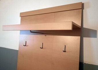 Vešiak do chodby s botníkom a zrkadlom
