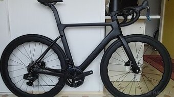 Kompletný karbónový cestný bicykel s elektronickou prehadzov
