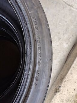 235/40R19