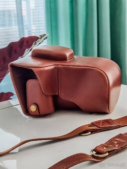 Hnedé púzdro na telo aj objektív, s popruhom - efekt kože