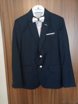Predám chlapčenský oblek.