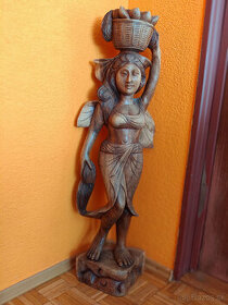 Drevená socha - Žena s košíkom - 1