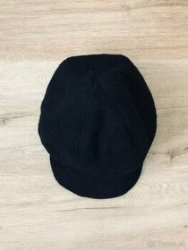 Dámska čierna čiapka so šiltom