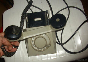 Starý telefón tesla ročník 1973