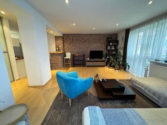 NA PRENÁJOM – NADŠTANDARDNÝ 2-IZBOVÝ BYT (69 m²) V CENTRE RU