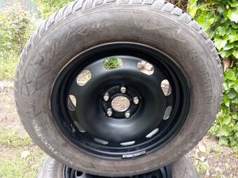 195/65 R15 pneumatiky na diskoch,puklice,strešný nosič