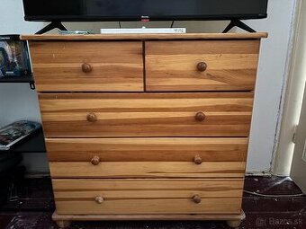 Masívna drevená komoda