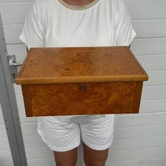 Starožitná velká šperkovnice – truhla s klíčkem