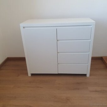 Biela komoda , leskla