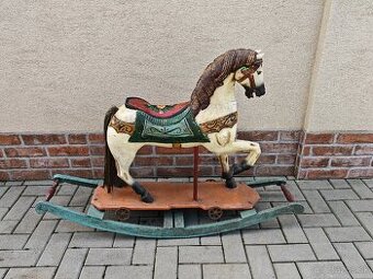 Veľký drevený hupaci koník