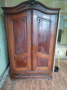 Starožitný nábytok skriňa