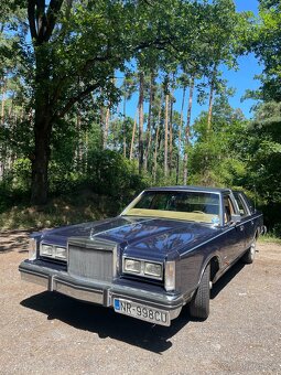 LINCOLN Town Car 1985 V8