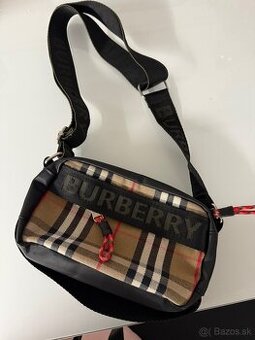 Mensia Taska cez rameno