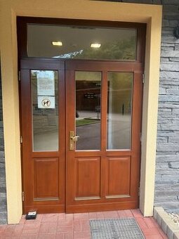 Predáme drevenné vchodové dvere