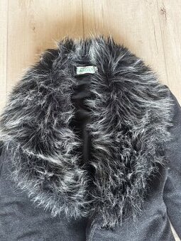 Elegantný sivý kabát s umelou kožušinou