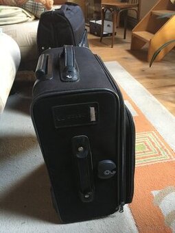 Predam lacno_ kufor cierny, pouzivany- za 7 Eur znackovy