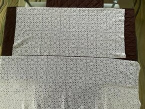 Obrusy a dečky s aplikovanou technológiou háčkovania